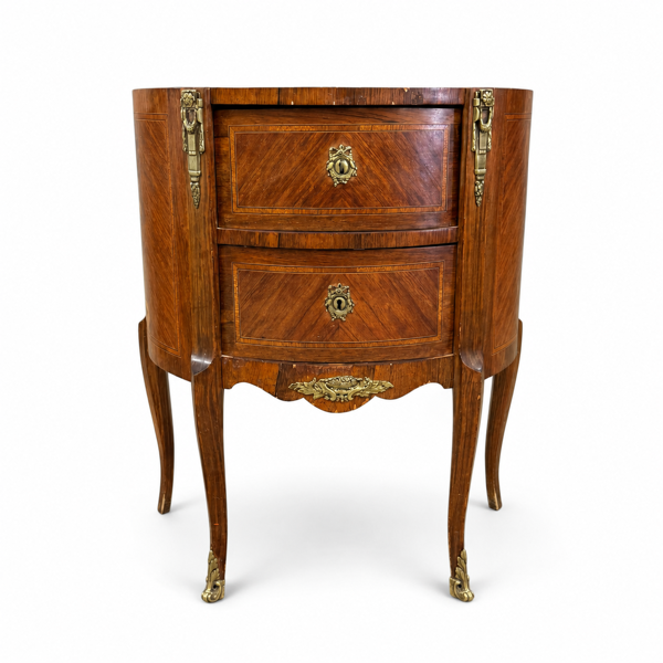 Byrå, Louis XV-stil, fanerad med mässingsbeslag, 1900-tal.