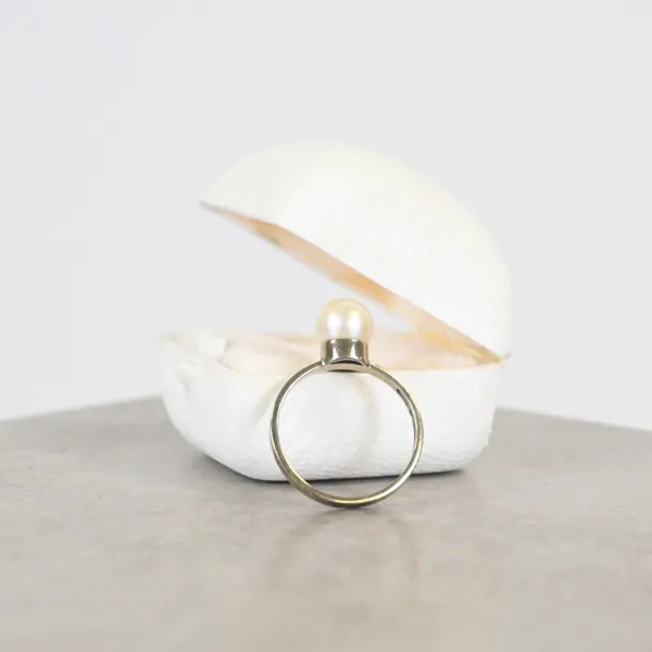Ring med pärla, 14k vitguld. 