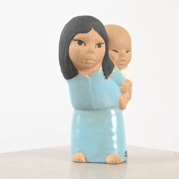 Lisa Larson, figurin, "Öst", ur serien "Alla Världens Barn", stengods, Gustavsberg.