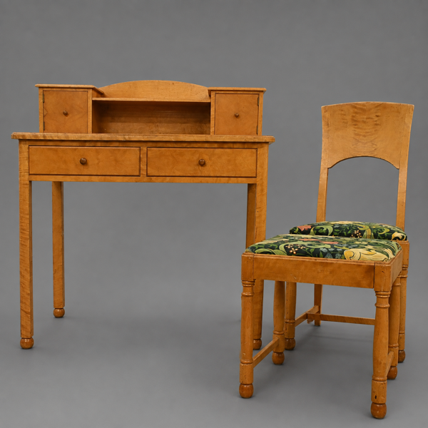 Skrivbord med uppsats, stol och pall, björk, 1930/40-tal.