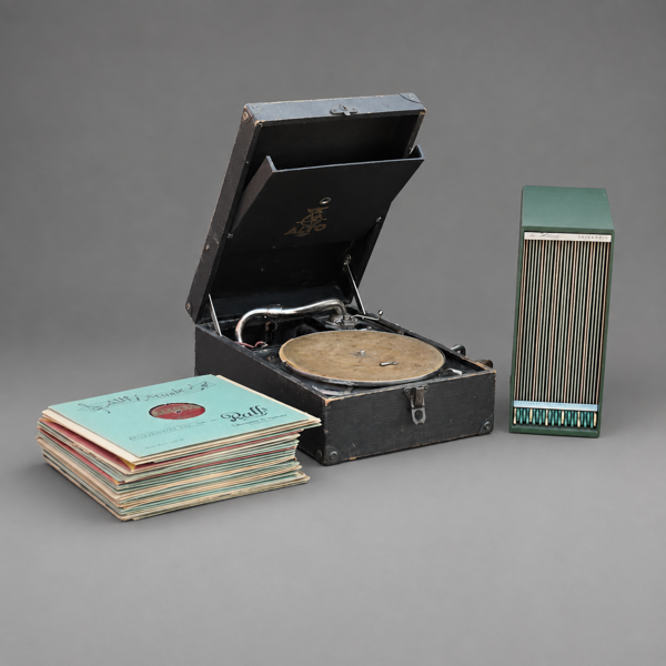 Resegrammofon, "Alto", samt stenkakor, 1900-talets första hälft.