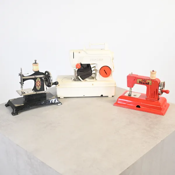 Symaskiner, 3st, miniatyrer, 1900-talets mitt.