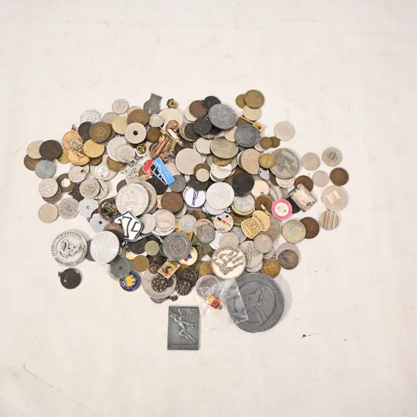 Parti medaljer och pins, mestadels svenska, ca 1,6kg.
