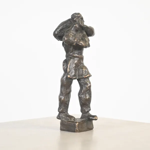 Skulptur, manlig gestalt med säck, brons.