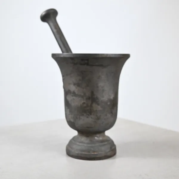 Mortel med stöt, gjutjärn, 1900-tal.