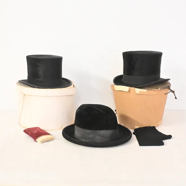 Hattar, 3st, med hattaskar, 1900-talets första hälft.