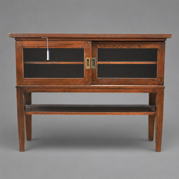 Sideboard med vitrindel, England, 1900-talets andra hälft.