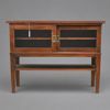 Sideboard med vitrindel, England, 1900-talets andra hälft.
