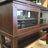 Sideboard med vitrindel, England, 1900-talets andra hälft.