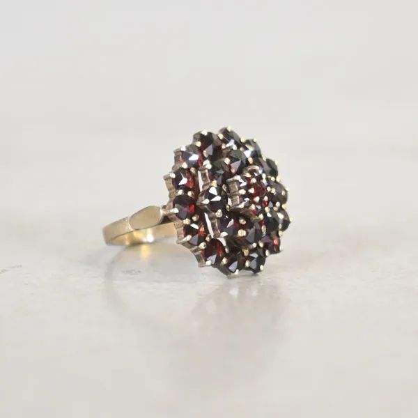 Ring, förgyllt silver med granater, tidigt 1900-tal.