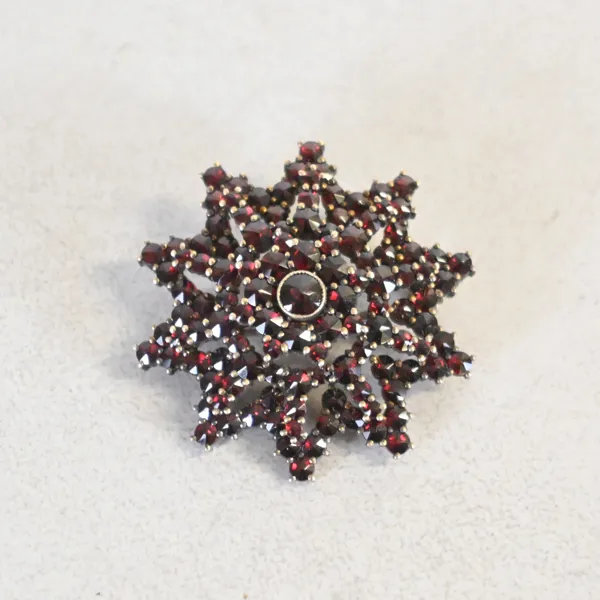 Brosch, förgyllt silver med granater, tidigt 1900-tal.