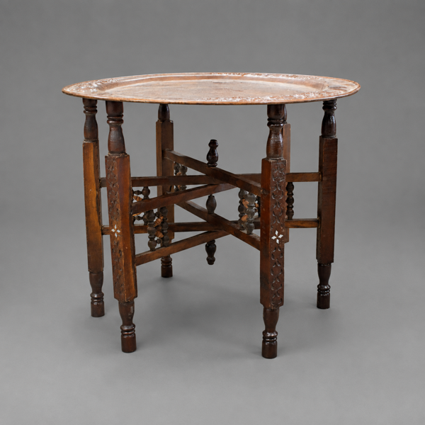 Sidobord, orientalisk, 1900-tal.