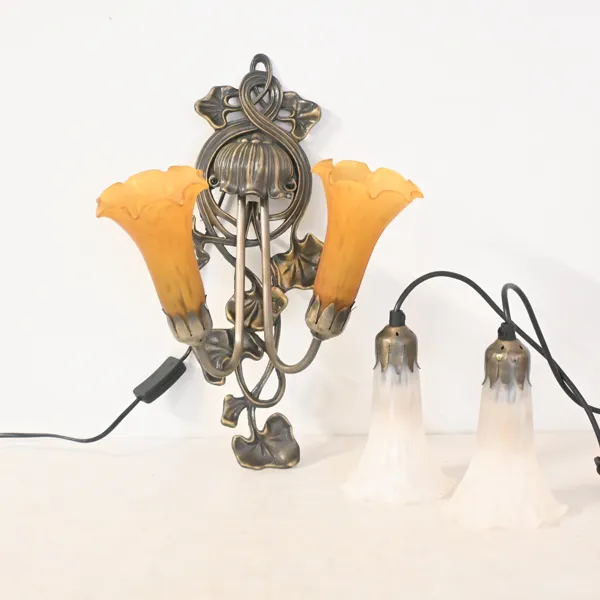 Vägglampa samt två fönsterlampor, jugendstil, sent 1900-tal.