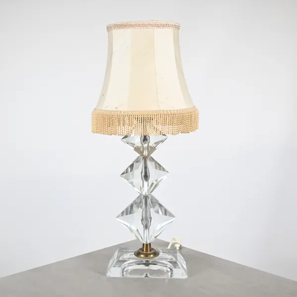 Bordslampa, fasettslipat glas, 1900-talets andra hälft.