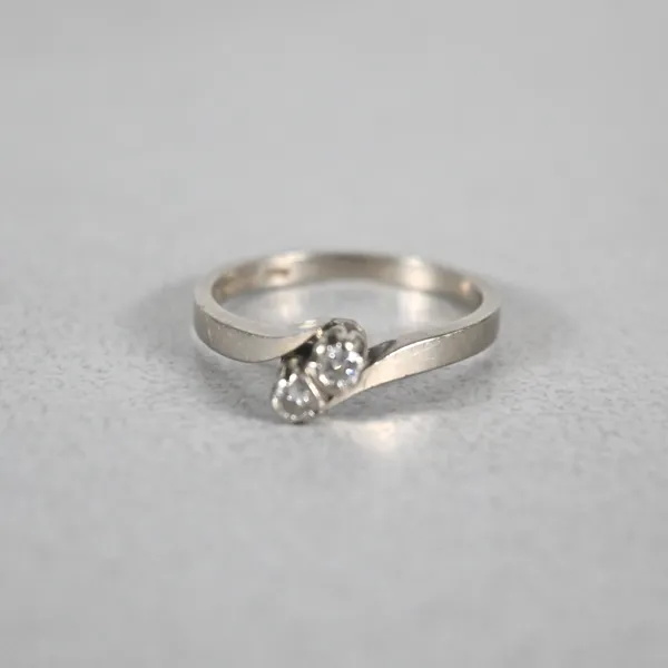 Tvåstensring, 18k vitguld med diamanter.