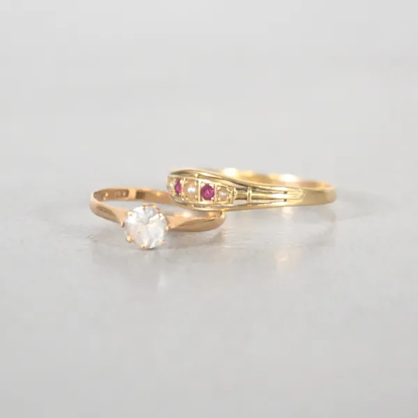 Ringar, 2st, 18k guld med stenar.