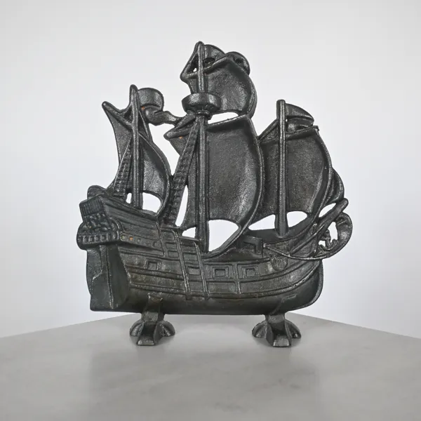 Dörrstopp i form av skepp, gjutjärn, 1900-talets första hälft.