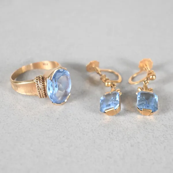 Örhängen, ett par, samt ring, 18k guld.