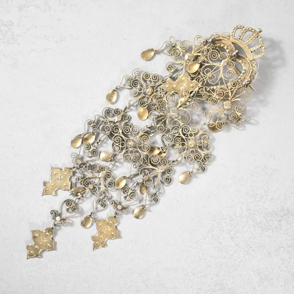 Dräktsmycke, förgyllt silver, omkring år 1900.