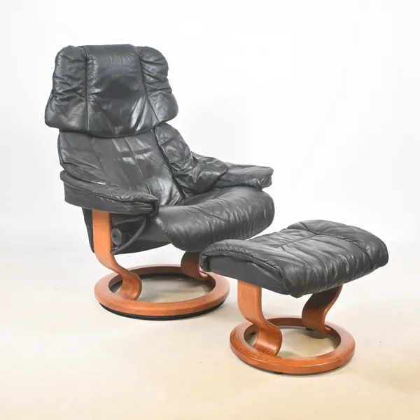Fåtölj med fotpall, "Stressless", Ekornes, svart skinn, 2000-tal.
