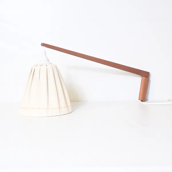 Vägglampa, teak, 1900-talets mitt.