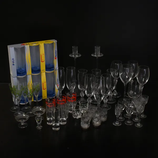 Parti glasservisdelar.