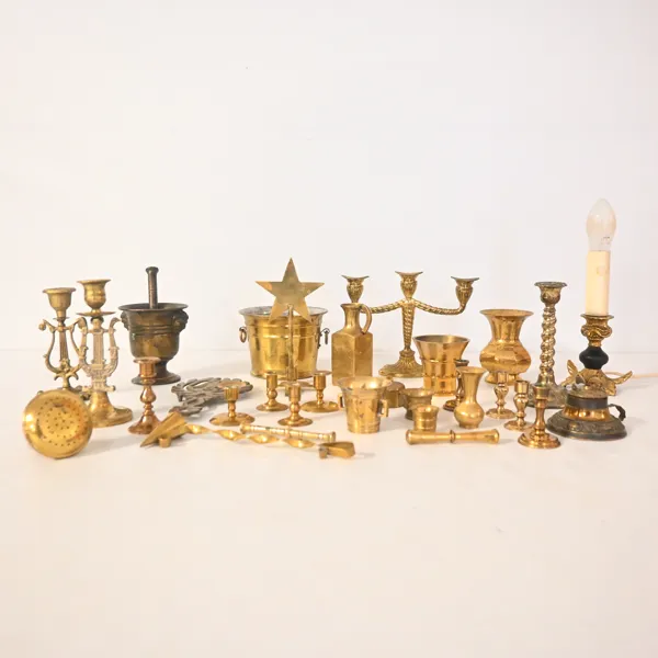 Parti metallföremål, mässing, 1900-tal.