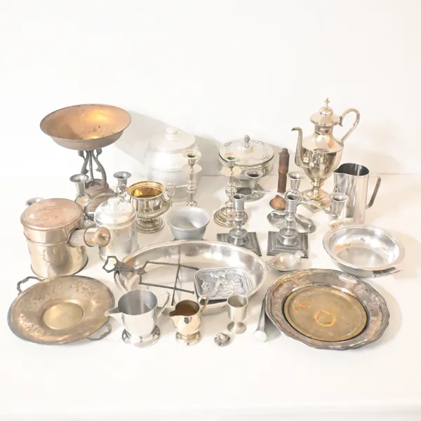 Parti metallföremål, rostfritt, nysilver och tenn, 1900-tal.