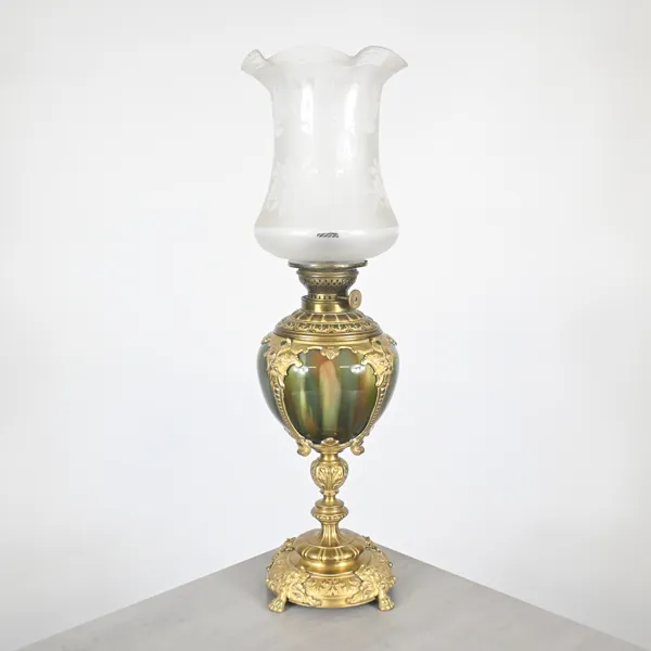 Bordsfotogenlampa, mässing och glas, omkring år 1900.