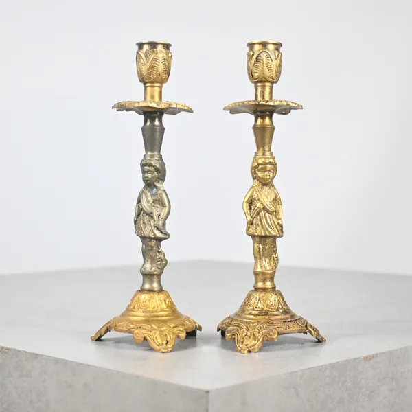 Ljusstakar, ett par, skaft i form av figurer, 1900-tal.