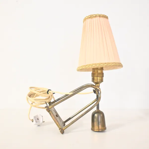 Vägglampa, mässing, 1900-talets första hälft.