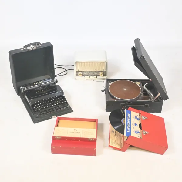 Skrivmaskin, vevgrammofon, radio samt stenkakor, 1900-talets första hälft.