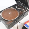 Skrivmaskin, vevgrammofon, radio samt stenkakor, 1900-talets första hälft.