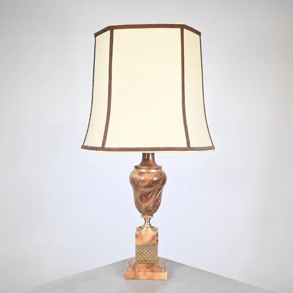Bordslampa, alabaster, 1900-talets andra hälft.