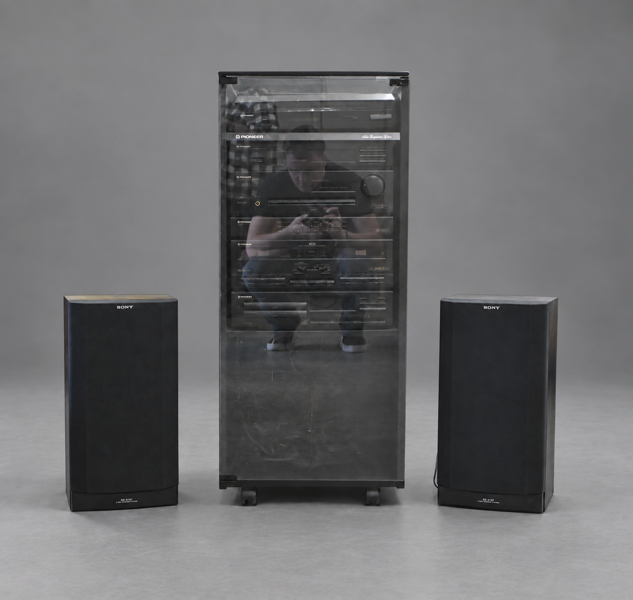 Stereoanläggning, Pioneer, samt två högtalare, Sony.