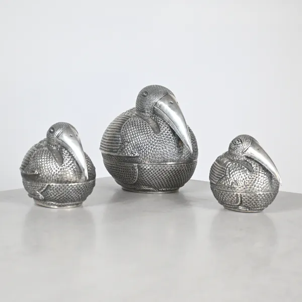 Askar föreställande pelikaner, 3st, silver, Kambodja, 1900-tal.