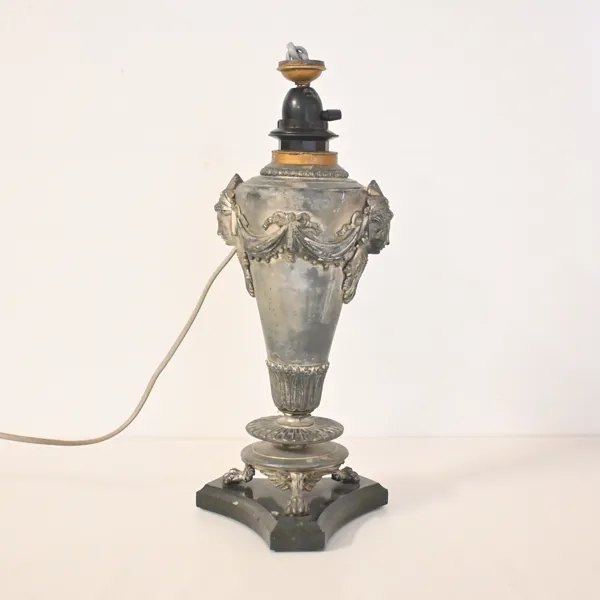 Bordslampa, tenn, empirestil, 1900-talets första hälft.