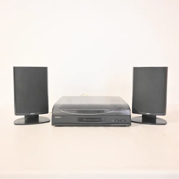 Skivspelare, Sony, samt två högtalare, Jamo.