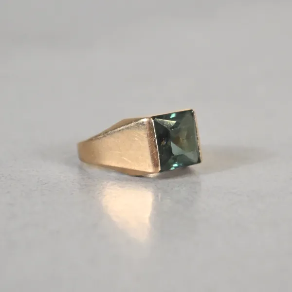 Klackring, 18k guld med sten, 1900-tal.