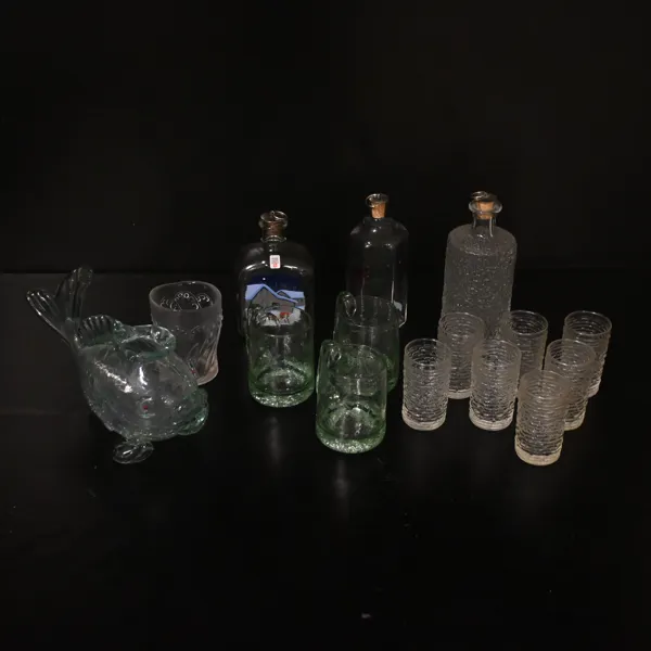 Parti glasföremål, bland anant Stockholms Glasbruk.