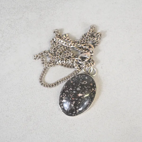 Halsband, hänge i porfyr, silver, 1900-tal.