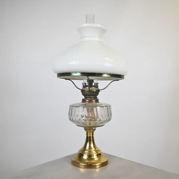 Bordsfotogenlampa, glas och mässing, tidigt 1900-tal.