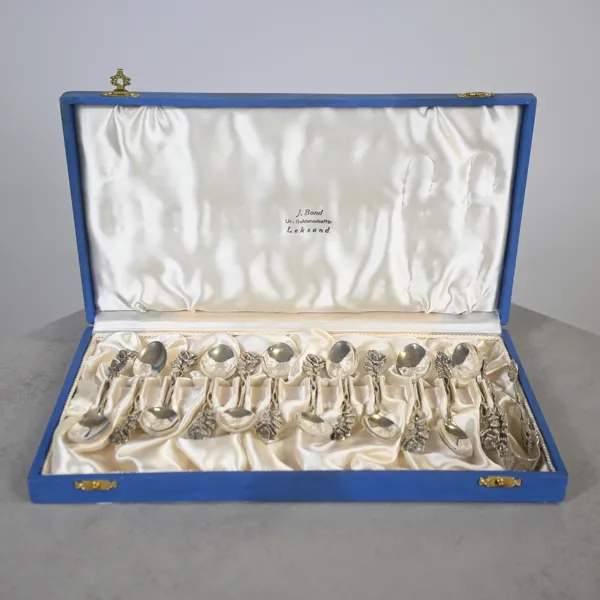 Kaffeskedar, 12st, samt sockertång, silver, 1965.