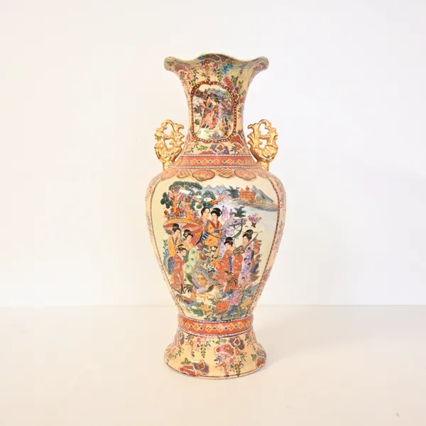 Golvvas, porslin, Japan, Satsuma, 1900-talets första hälft.
