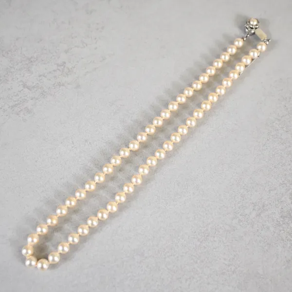 Pärlcollier, lås i sterlingsilver, 1900-talets andra hälft.