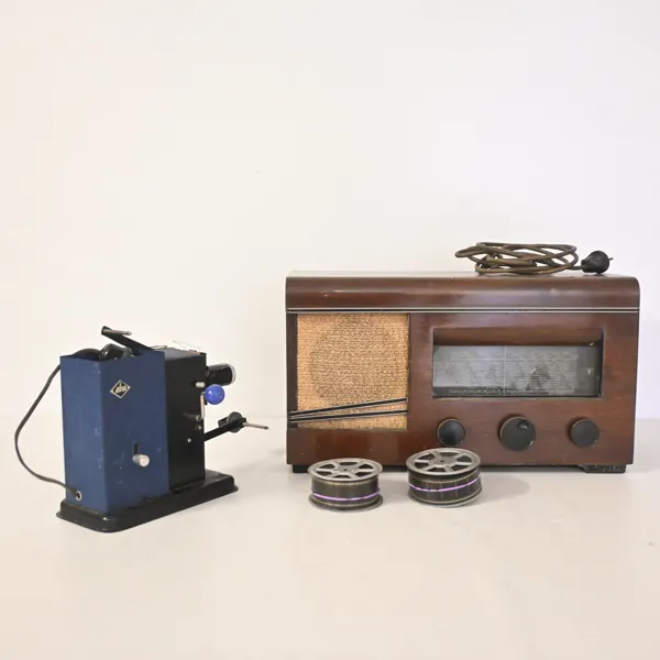 Radio och filmprojektor, 2 delar, 1900-talets mitt.