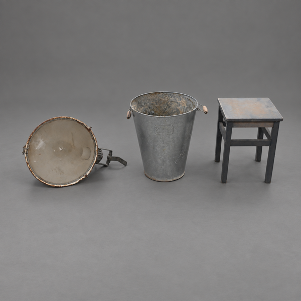 Pall, belysning samt hink, 3 delar, 1900-tal.
