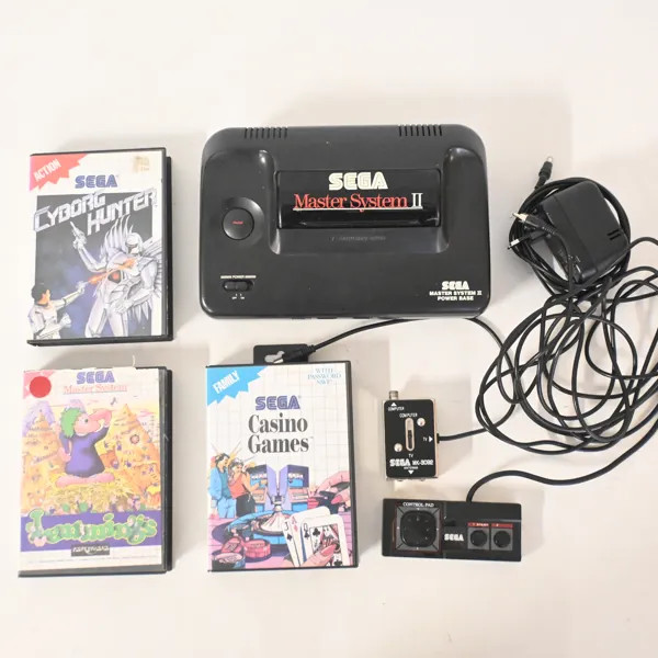 Spelkonsol, Sega Master System II samt spel och tillbehör, 1990-tal.
