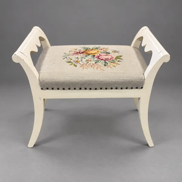 Taburett, bemålat trä, broderad sits, 1900-talets första hälft.