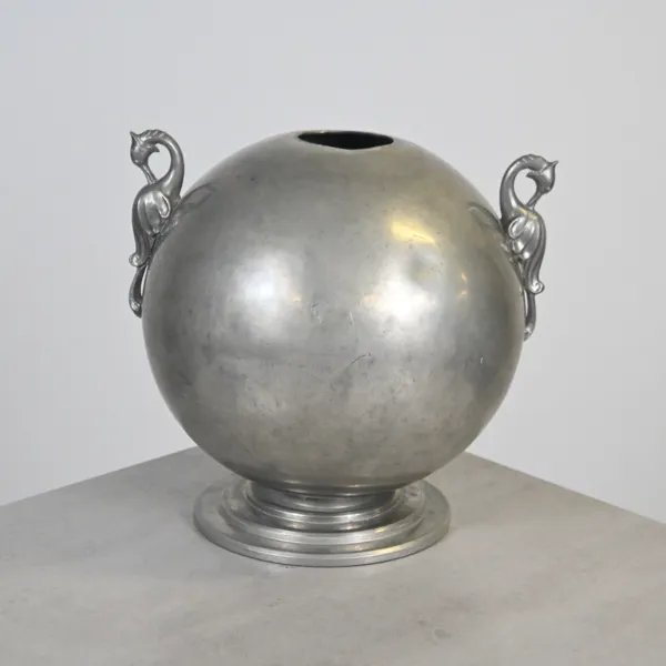 Klotvas med hänklar, tenn, art deco, 1936.